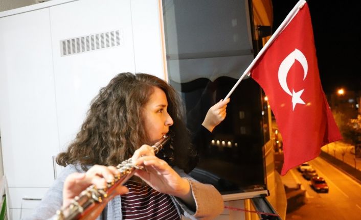 (Özel) Müzik öğretmeni flütle çaldı, tüm mahalleye İstiklal Marşı söyletti