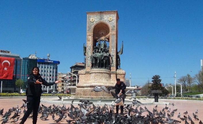 (Özel) Taksim’de polis ekipleri güvercinleri unutmadı