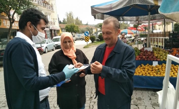 Pazar alışverişine gelenlere eldiven ve maske dağıtıldı