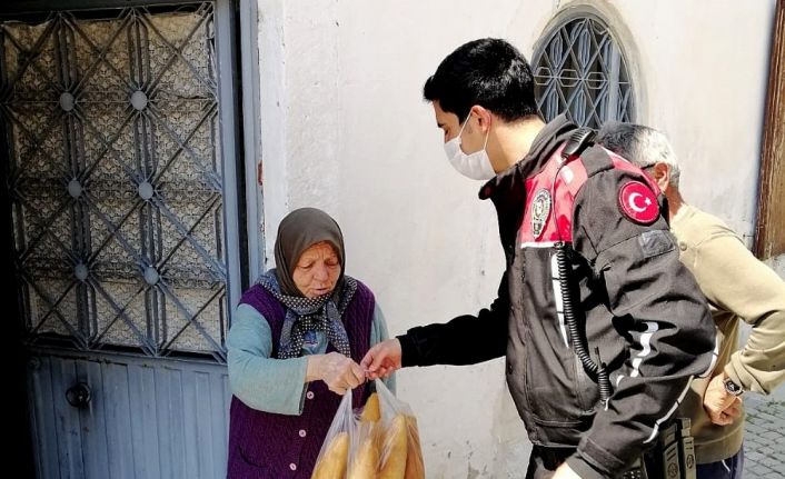 Polis ekipleri hem denetliyor hem de ihtiyaçları karşılıyor