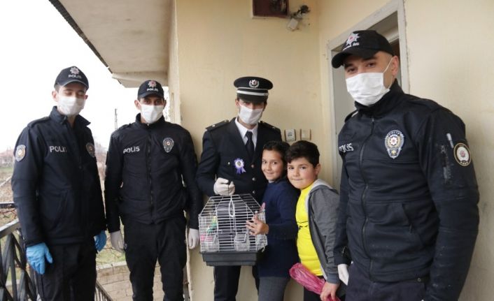 Polis ve zabıta ekibinden minik çocuklara kuş sürprizi