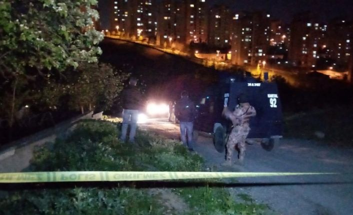 Polisin "dur" ihtarına uymayan iki hırsızlık şüphelisi kovalamaca sonunda yakalandı