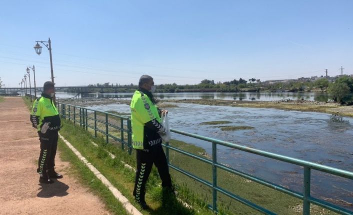 Polisler suları çekilen Fırat Nehri’ndeki balık ve martıları besledi