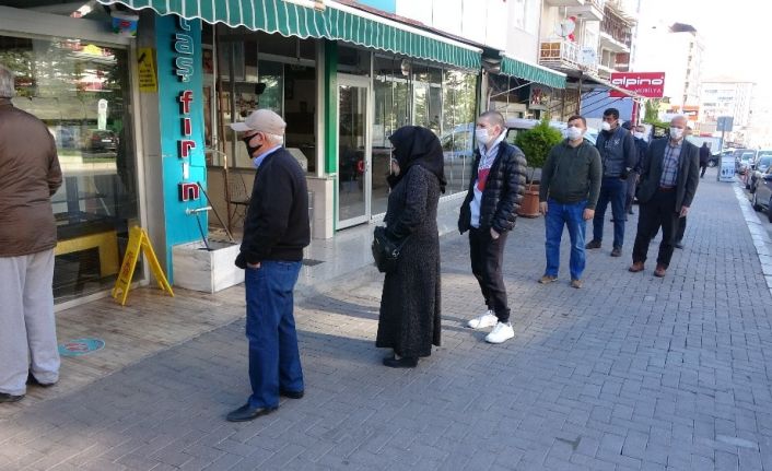 Ramazan geleneği ’pide kuyruğu’ bu defa sosyal mesafeli