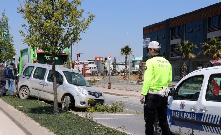 Sakarya’da boş yolda direksiyon hakimiyetini kaybeden sürücü refüje çıktı