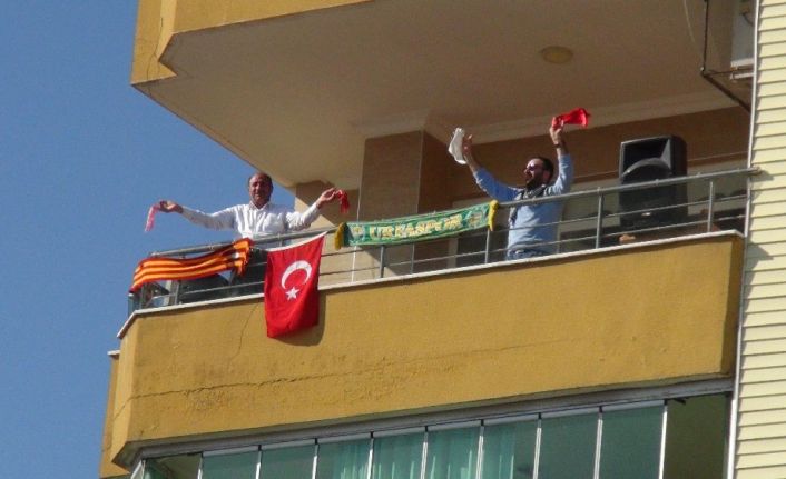 Şanlıurfalı esnaf mahallesine konser verdi