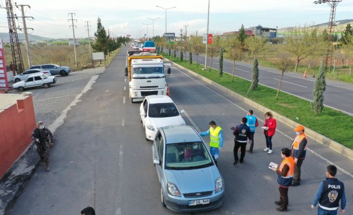 Şanlıurfa’ya giriş yapan herkese maske dağıtılıyor