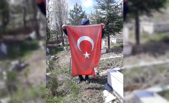 Şehit mezarlarındaki Türk bayrakları yenilendi