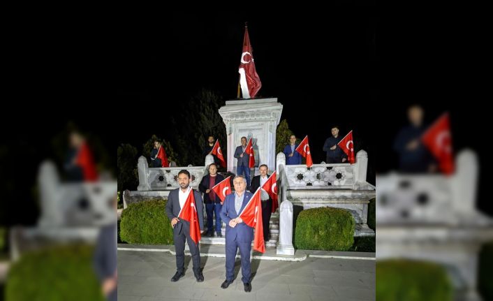 Şehit Sancaktar Mehmetçik Anıtı önünde İstiklal Marşı okudular