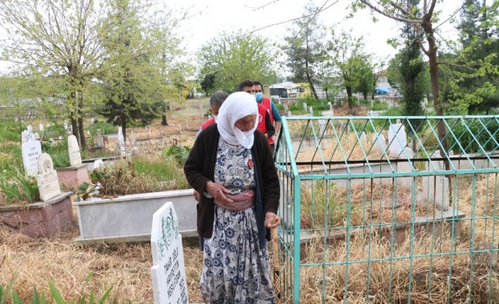 Siirt’te 80 yaşındaki şehit annesi oğlunun mezarına götürüldü