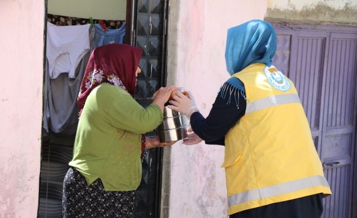 Sofralarından sıcak yemek eksik olmuyor