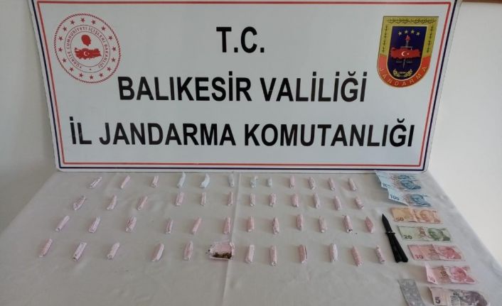 Sokağa çıkma yasağında uyuşturucu taşırken yakalandı