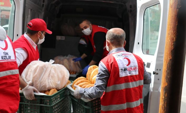 Sokağa çıkmayan vatandaşa ücretsiz ekmek dağıtımı