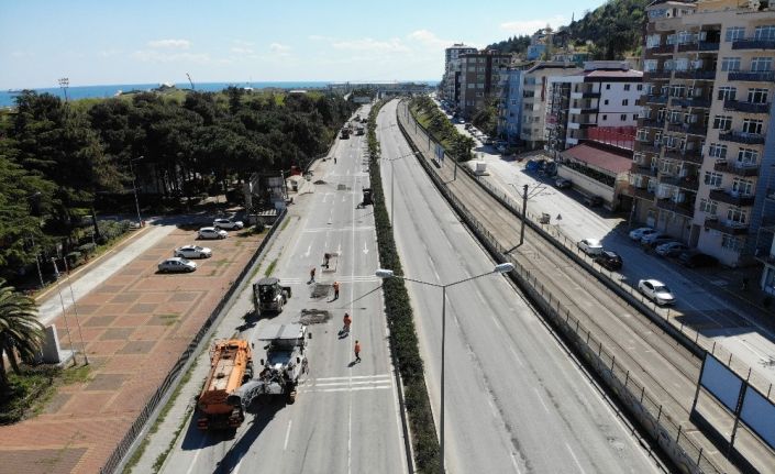 Sokağı çıkma kısıtlamasını fırsat bilen belediye yolları asfaltlıyor