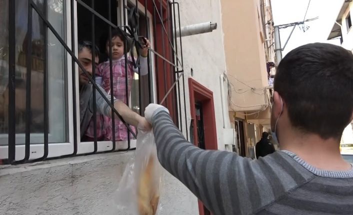 Sokak sokak gezip vatandaşları sıcak ekmekle buluşturdular