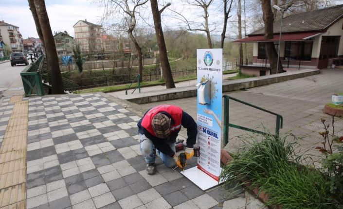 Sokaklara el dezenfeksiyon stantları yerleştiriliyor