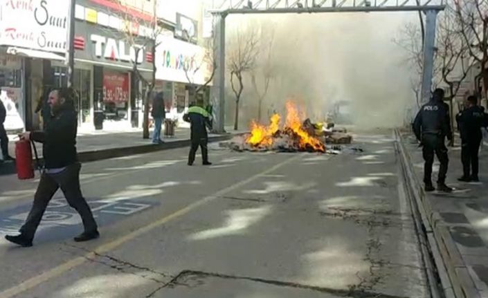 Sürücünün hızlı, kamyoneti yanmaktan kurtardı