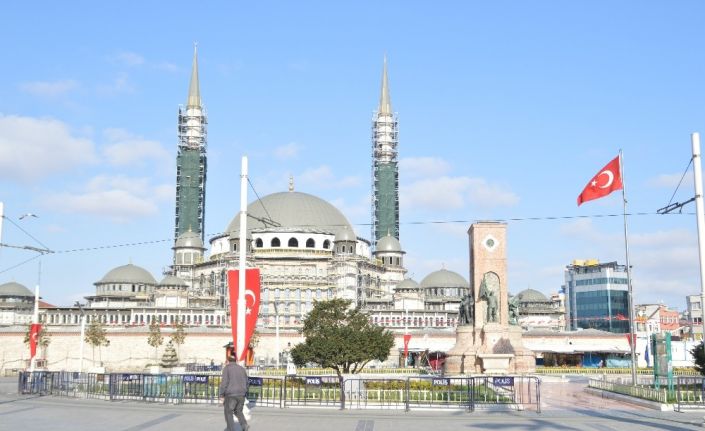 Taksim Meydanı, güvercinlere kaldı