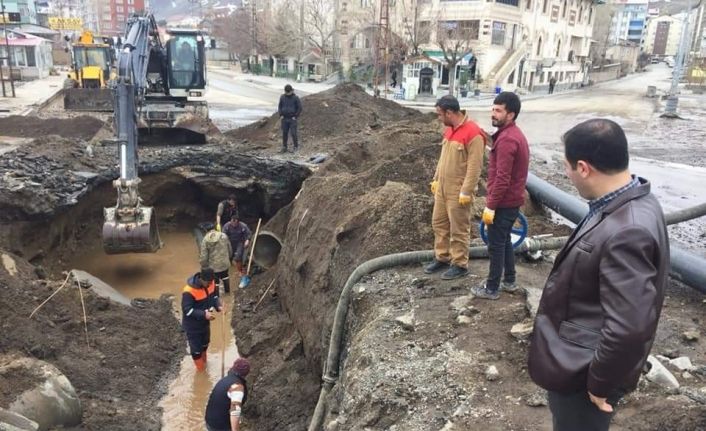 Tatvan’da içme suyu hattındaki arıza onarılıyor