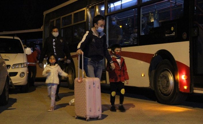 Tayland’dan getirilen 82 Türk vatandaşı İzmir’de karantinaya alındı