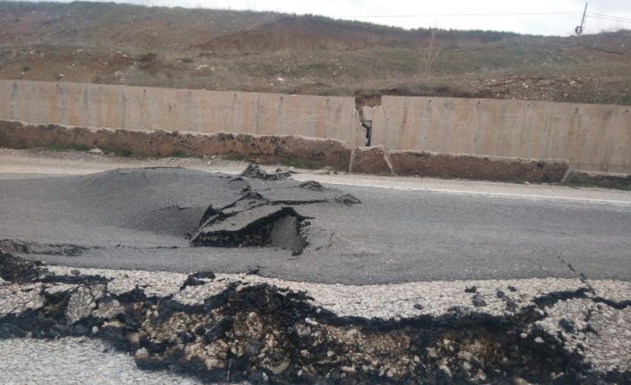 Toprak kayması sonucu yol kısmen çöktü