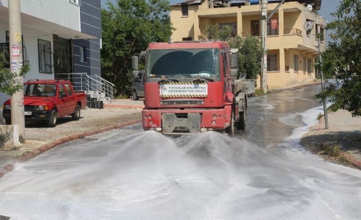 Toroslar Belediyesi, sokakları yıkayarak dezenfekte ediyor