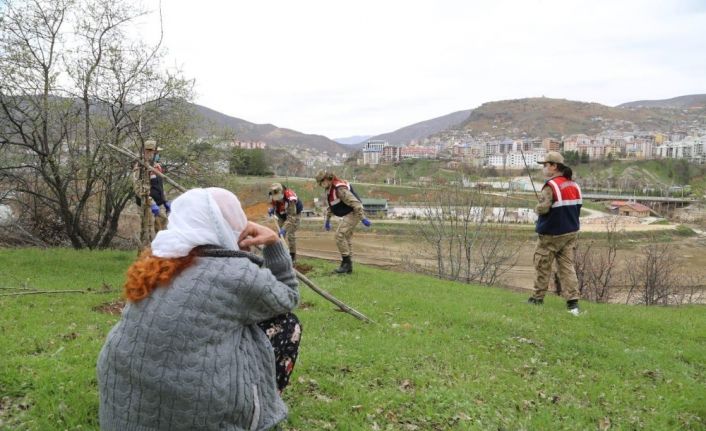 Tunceli’de 88 yaşındaki Sakine ninenin, bahçesine fidanları dikildi