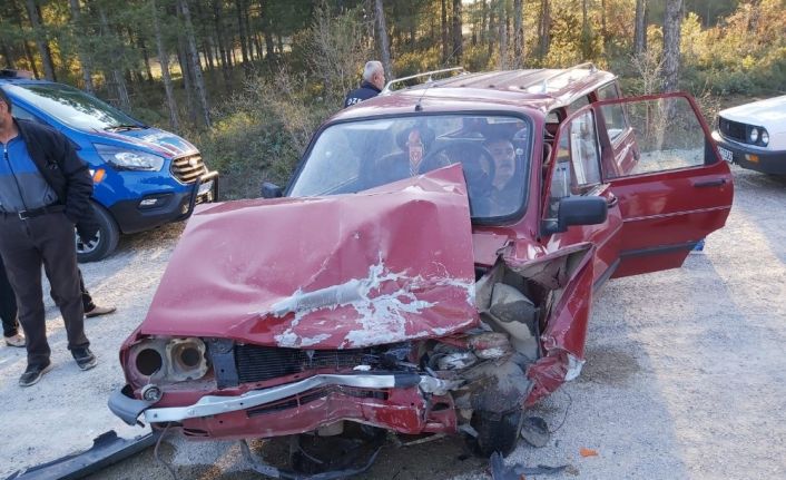 Uşak’ta iki otomobil kafa kafaya çarpıştı: 1 yaralı