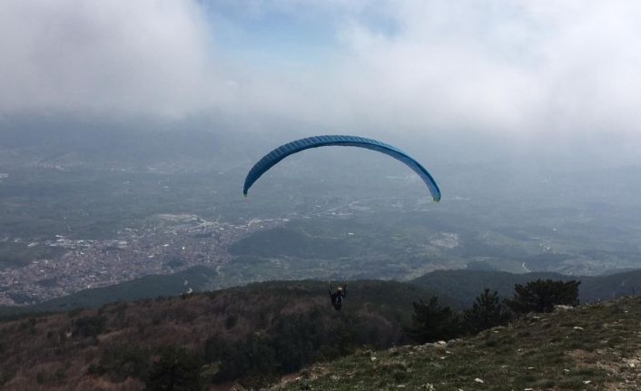 Yamaç paraşütü ile bayraklı 23 Nisan kutlaması