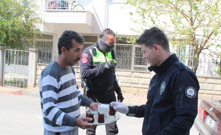 Yasağın hakim olduğu Antalya’da görev başındaki polise çay