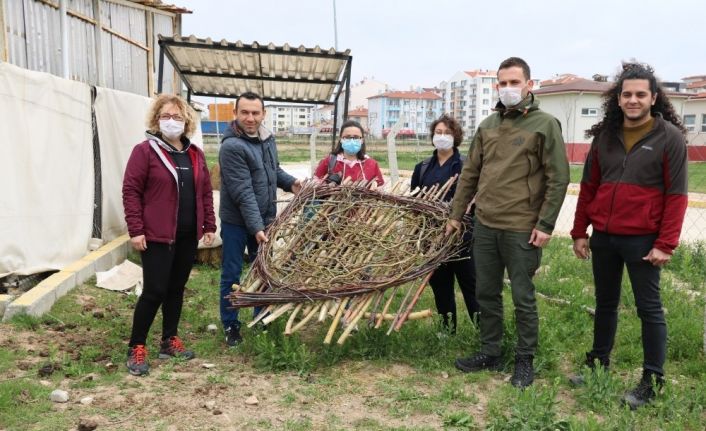 Yuvasız kalan leylek için seferber oldular