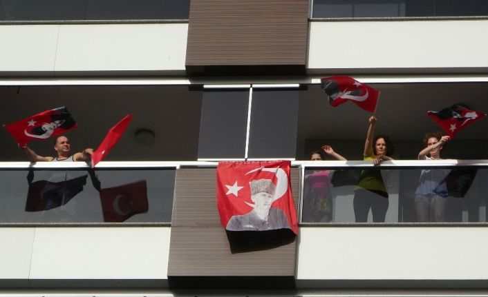 19 Mayıs coşkusuna balkondan ortak oldular