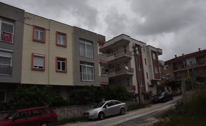 3. kattan düşen çocuk, portakal ağacına takılarak yaralı kurtuldu