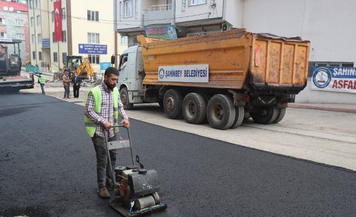 40 derece sıcakta yolları asfaltlıyorlar