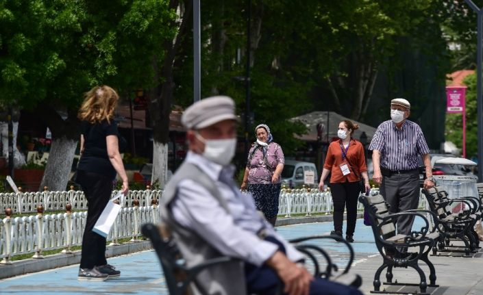 65 yaş ve üstü vatandaşlar İstanbul sokaklarını doldurdu