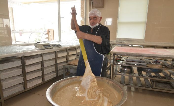 88 yıldır aynı yöntemle “kürek helva” yapıyorlar