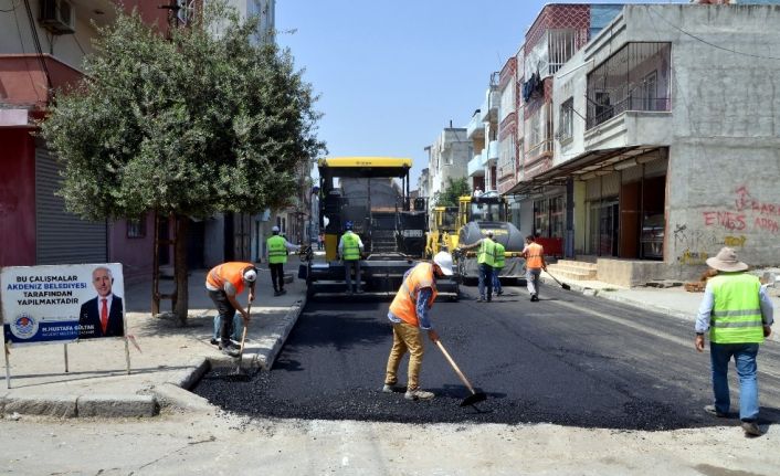 Akdeniz’de asfalt ve yol açma çalışmaları sürüyor