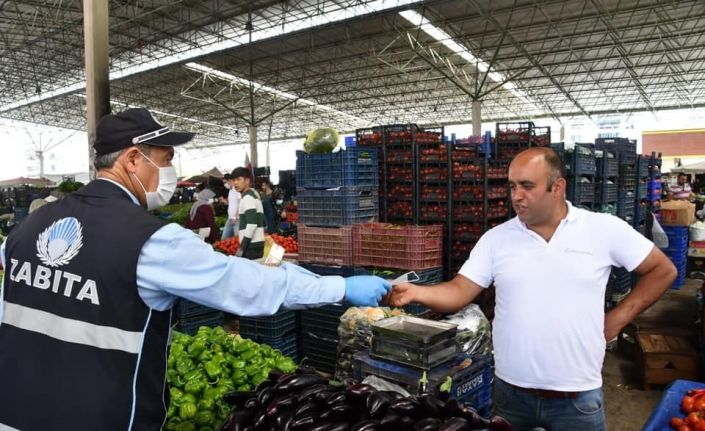 Aksaray Belediyesi kendi ürettiği maskeleri dağıtmaya devam ediyor