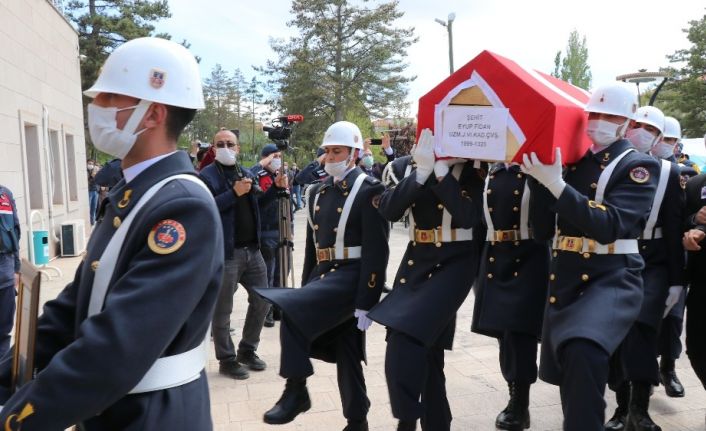 Aksaraylı şehit sosyal mesafe ile kılınan cenaze namazı sonrası defnedildi