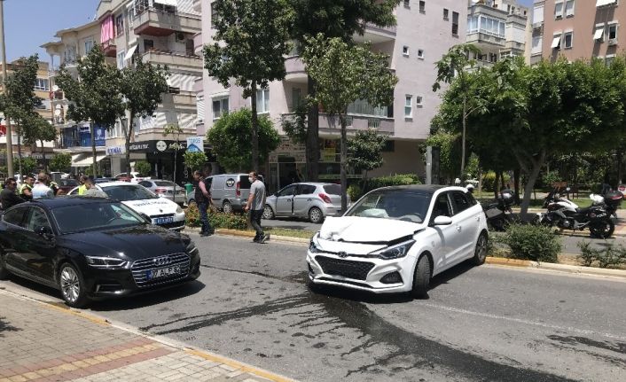 Alanya’da kontrolden çıkan otomobil ortalığı savaş alanına çevirirdi