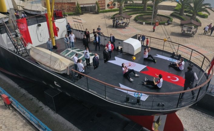 Alemdar Gemisi’nde voleybol gösterisi