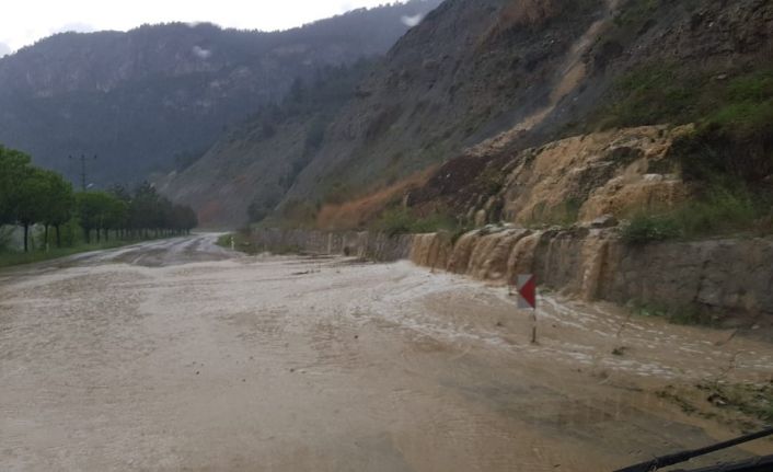 Aniden bastıran sağanak yağış heyelan riskini arttırdı