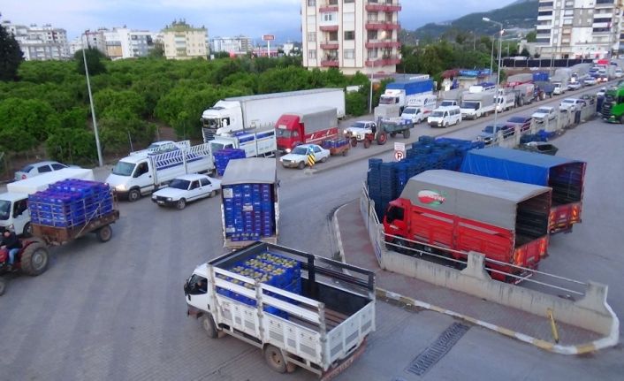 Antalya’da 3 günlük kısıtlamanın ardından kilometrelerce kuyruk oluştu