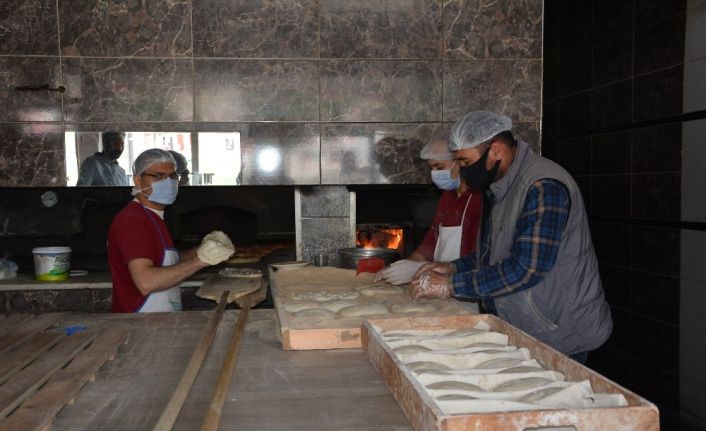 Antalya’da fırıncıların 280 derece sıcakta Ramazan mesaisi