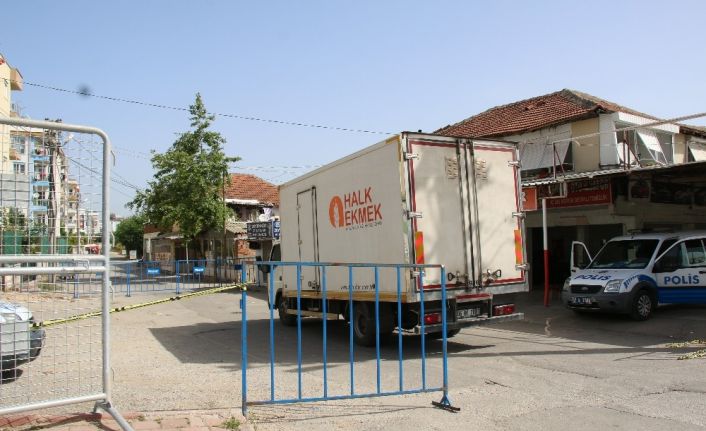 Antalya’da karantinadaki mahallelere ekmek dağıtıldı