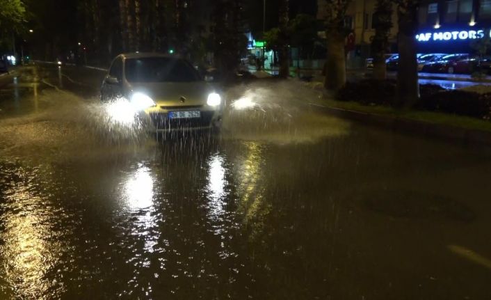 Antalya’da sağanak yağış etkili oldu