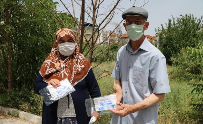 Aydın’da sokağa çıkan yaşlılara maske dağıtıldı