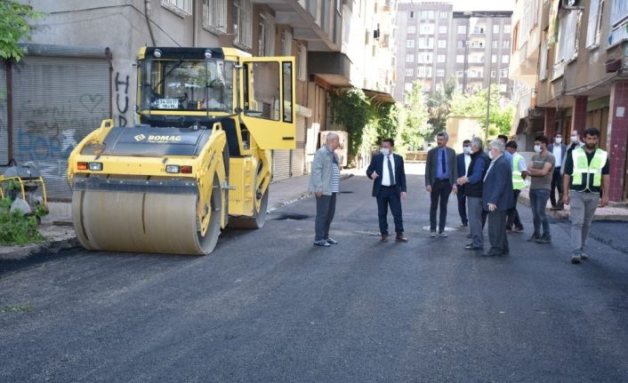 Bağlar Belediyesi mahallenin 20 yıllık asfalt sorununu çözdü