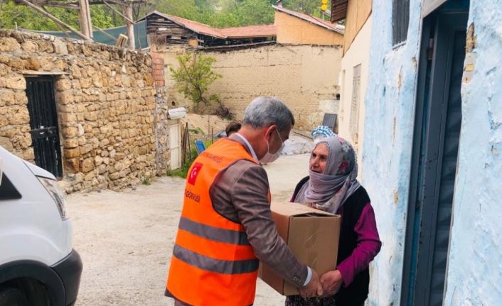 Başkan Çınar, yardım ekibine yardımcı oldu Ramazan gıda kolisi dağıttı