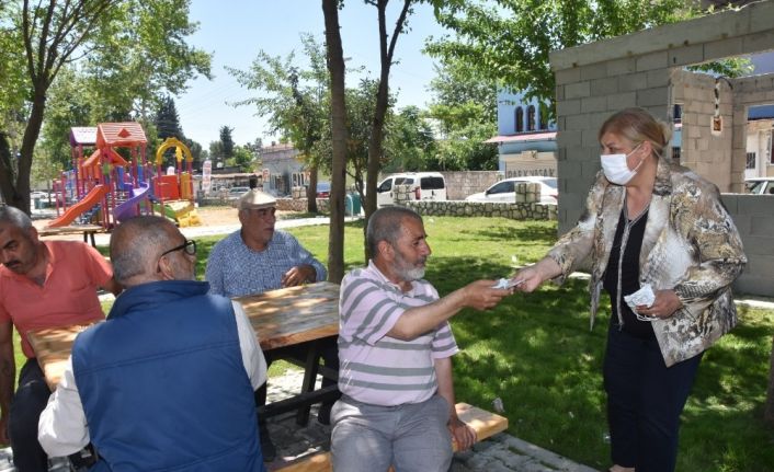 Başkan Erdem maske dağıttı